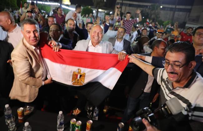 محافظ القاهرة يهنئ المواطنين ويحتفل مع المشجعين بتأهل الفراعنة لدور الـ16 بمونديال أمريكا