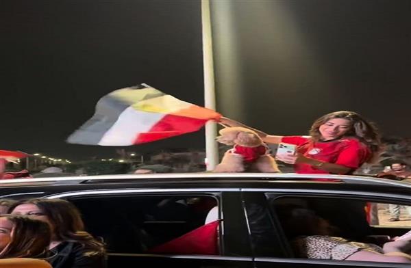على طريقتها الخاصة.. يارا السكري تحتفل بفوز المنتخب الوطني بعلم مصر وسط جمهورها