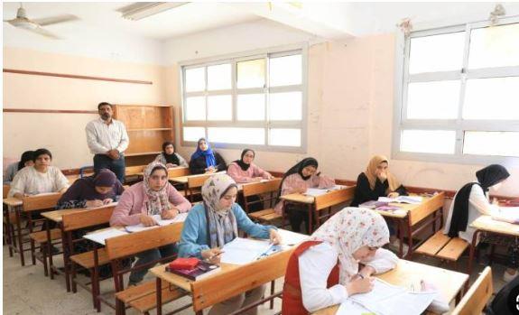طلاب الثانوية العامة يؤدون اليوم امتحان اللغة الأجنبية الأولى بمحافظات الجمهورية