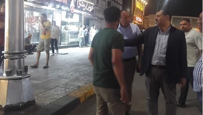 السكرتير العام المساعد يقود حملة لإزالة إشغالات الكورنيش بالمنتزه أول وثان