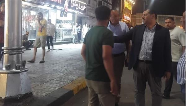 السكرتير العام المساعد يقود حملة لإزالة إشغالات الكورنيش بالمنتزه أول وثان
