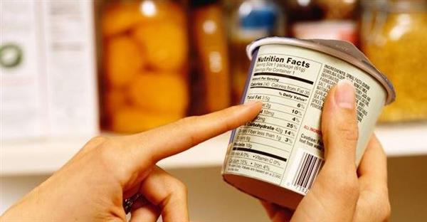 لا تنخدع بعبارات "دايت" و"طبيعي".. 10 خطوات لقراءة الملصق الغذائي واختيار الطعام الصحي