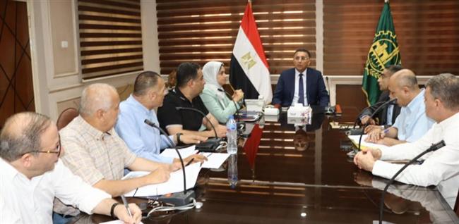 محافظ القليوبية يعقد اجتماعًا لمناقشة مشروعات المرحلتين الثانية والثالثة من مبادرة "حياة كريمة" 