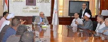   محافظ الأقصر يستقبل وفداً من أهالي نجوع عبادي والطينة  لبحث مطالبهم 