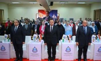   محافظ دمياط يشارك بمناقشة مشروعات تخرج طلاب المعهد العالى للهندسة والتكنولوجيا 