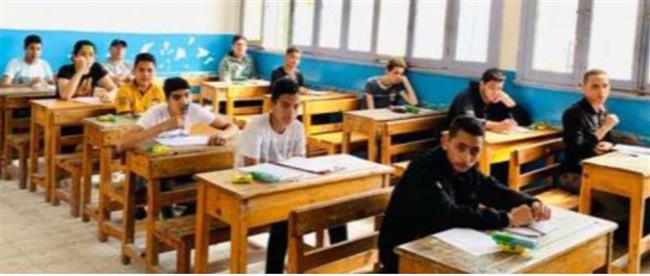 طلاب الثانوية العامة (النظام القديم) يؤدون امتحان الرياضيات بمحافظات الجمهورية