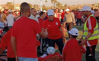   محافظ المنيا وسط آلاف المواطنين لمؤازرة منتخب مصر أمام الأرجنتين