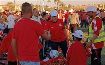 محافظ المنيا وسط آلاف المواطنين لمؤازرة منتخب مصر أمام الأرجنتين