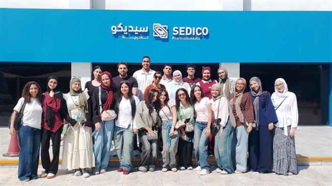 جامعة القاهرة الأهلية تربط الدراسة بسوق العمل.. وطلاب الصيدلة يزورون "سيديكو"