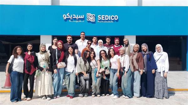 جامعة القاهرة الأهلية تربط الدراسة بسوق العمل.. وطلاب الصيدلة يزورون "سيديكو"