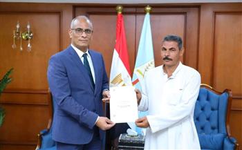   محافظ كفرالشيخ يسرّع إجراءات تقنين أراضي الدولة ويسلّم عقود الملكية للمستفيدين