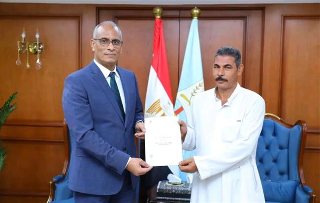 محافظ كفرالشيخ يسرّع إجراءات تقنين أراضي الدولة ويسلّم عقود الملكية للمستفيدين