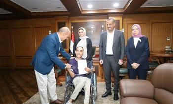 محافظ السويس يسلم عقد عمل لمواطن من ذوي الهمم دعمآ لدمجهم بسوق العمل