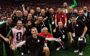 استقبال جماهيري حاشد لبعثة منتخب مصر أمام أبراج العلمين