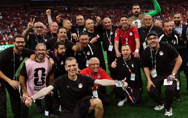 استقبال جماهيري حاشد لبعثة منتخب مصر أمام أبراج العلمين