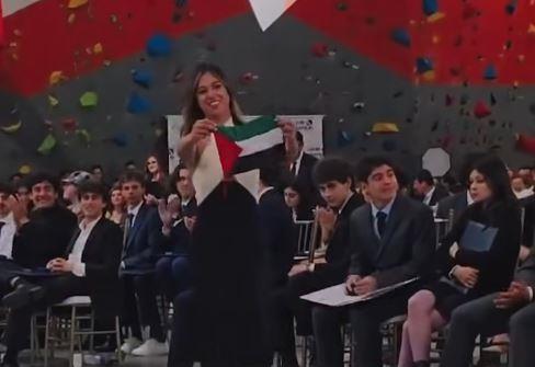 ابنة رئيس كولومبيا تخطف الأنظار بعلم فلسطين
