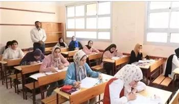 طلاب الثانوية العامة يؤدون امتحاني الفيزياء والتاريخ وسط إجراءات مشددة