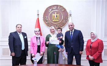 وزير العمل يفتح آفاق العمل الحر أمام السيدات المعيلات بتسليم ماكينات خياطة