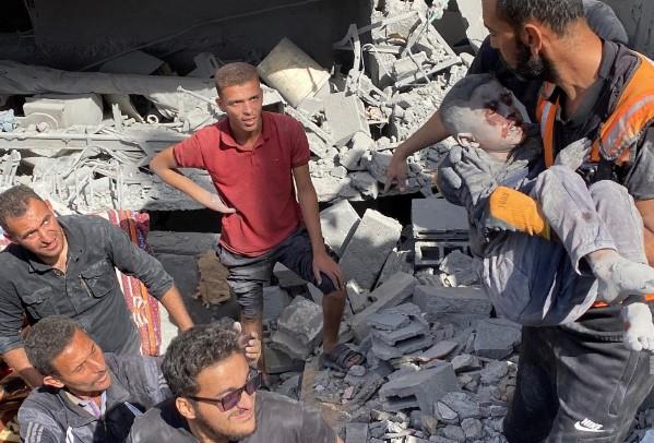 استشهاد فلسطيني وإصابة آخرين إثر قصف الاحتلال الإسرائيلي مركبة غرب غزة