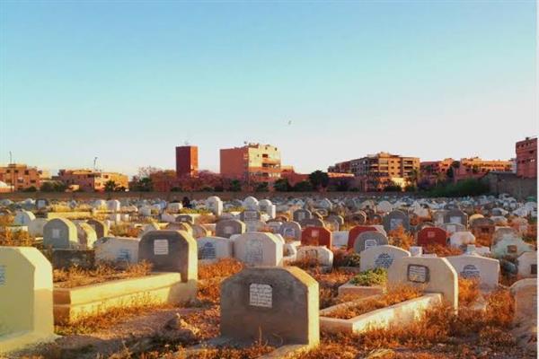 ما حكم دفن الرجال مع النساء في مقبرة؟