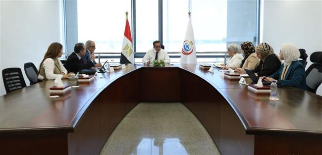 وزير الصحة يبحث استخدام الروبوت في جراحات المفاصل