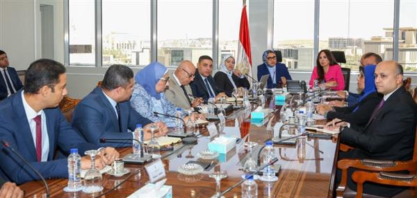 وزيرة الإسكان ومحافظ الوادي الجديد تبحثان 11 مشروع مياه ومشروعات سكنية