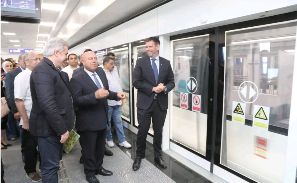 وزير النقل المجري يستقل مونوريل شرق النيل.. صور