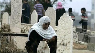 ما حكم توزيع الصدقات عند زيارة المقابر؟