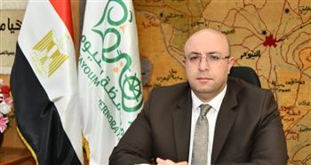 محافظ الفيوم يقرر وقف رئيس وحدة قروية وفني تنظيم بمركز أبشواي عن العمل وإحالتهما للنيابة العامة