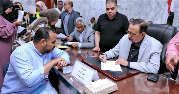 محافظ سوهاج يؤكد أولوية سرعة الاستجابة لشكاوى المواطنين