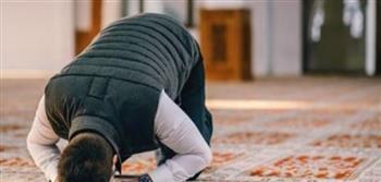 هل يجوز الصلاة والعينان مغمضتان؟.. أمين الفتوى يوضح الحكم وعلاقته بالخشوع