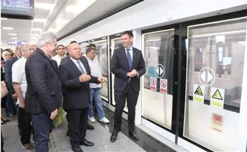   وزير النقل المجري يستقل مونوريل شرق النيل.. صور