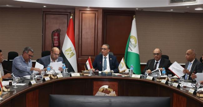 محافظ الجيزة يتابع موقف طلبات تقنين أوضاع التعديات علي أراضي الدولة