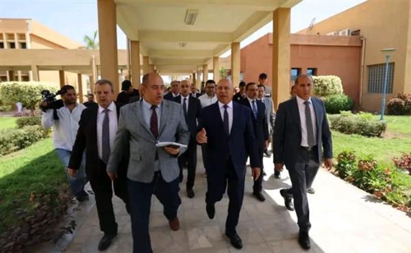 وزير النقل يتفقد المعامل التدريبية وورش السكك الحديدية