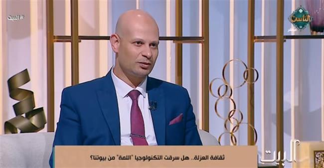 "إحنا مع بعض.. بس لوحدنا!".. عبد الفتاح علام يفسر عزلة الأسرة في زمن السوشيال ميديا