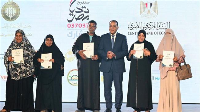مدبولي يسلم الفائزين جوائز العمرة المجانية خلال احتفالية صندوق تحيا مصر