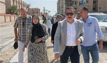 محافظ بورسعيد يتابع أعمال تطوير شارع أسوان ويوجه بإزالة التعديات
