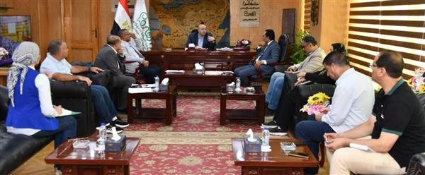 محافظ الفيوم يبحث شكاوى المواطنين في المياه والكهرباء والري