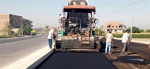 محافظة سوهاج تتابع مشروع رصف طريق الحواويش بأخميم