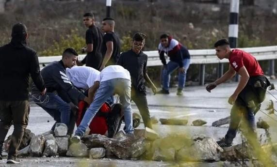 استشهاد فلسطيني وإصابة آخرين في قصف للاحتلال الإسرائيلي مركبة بـ غزة