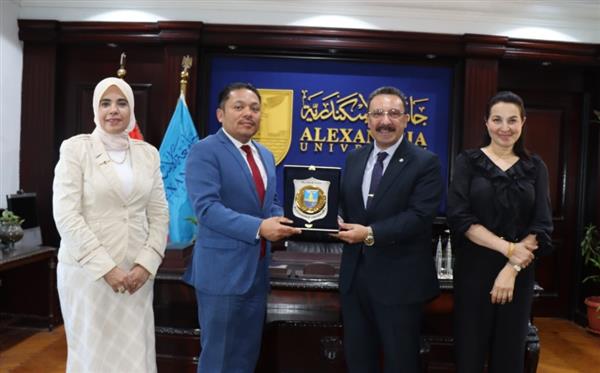 رئيس جامعة الإسكندرية يبحث مع سفير ماليزيا مستجدات فرع كوالالمبور