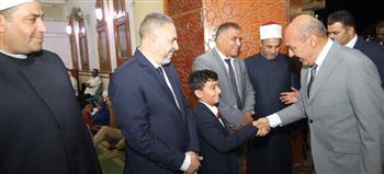   محافظ السويس يكرم حفظة القرآن بمسجد إبراهيم نافع ويهدي الأولى رحلة عمرة