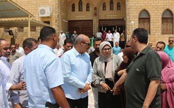 محافظ السويس يؤدي صلاة الجمعة وسط أهالي حي فيصل ويتابع مطالبهم الخدمية