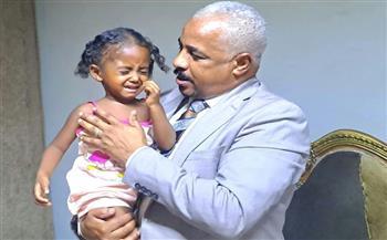 في مشهد مؤثر.. القنصل العام السوداني بالقاهرة يذرف الدموع خلال زيارته أطفال الراحلة صفاء