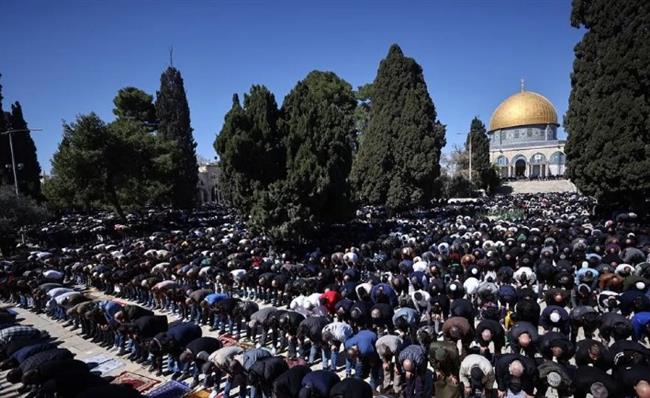 70 ألفا يؤدون الجمعة في المسجد الأقصى رغم إجراءات الاحتلال