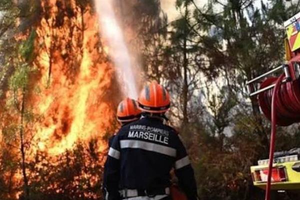 قتيلان وإجلاء المئات بعد اندلاع حريقين في جزيرة يونانية
