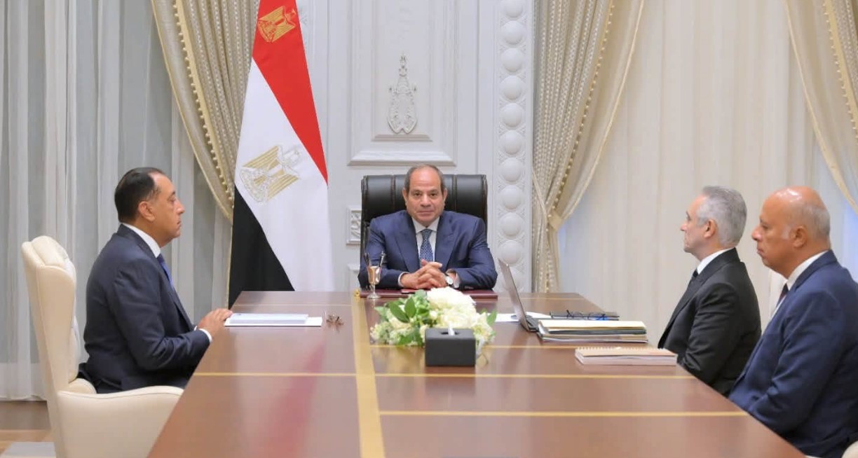 الرئيس السيسي يجتمع برئيس الوزراء ووزير العدل بمدينة العالمين