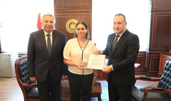   وزير التعليم العالي يكرم الطالبة هيا عمرو لمشاركتها في إسعاف مصابي مول "أرابيلا بلازا"