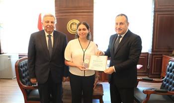 وزير التعليم العالي يكرم الطالبة هيا عمرو لمشاركتها في إسعاف مصابي مول "أرابيلا بلازا"