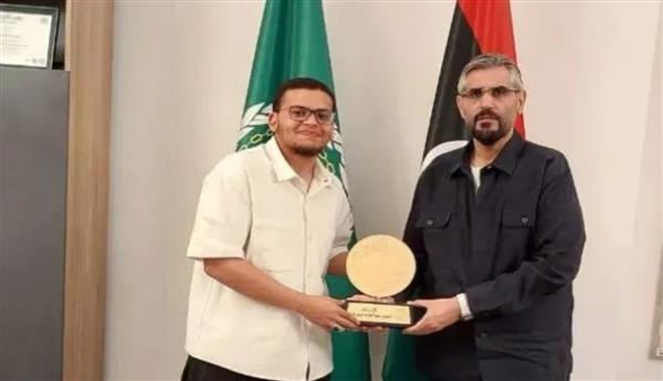 السفير الليبي بالقاهرة يكرم بطل الشطرنج يوسف الحصادي بعد تتويجه بفضية الإسكندرية